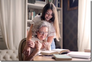 Abuela leyendo junto a nieta