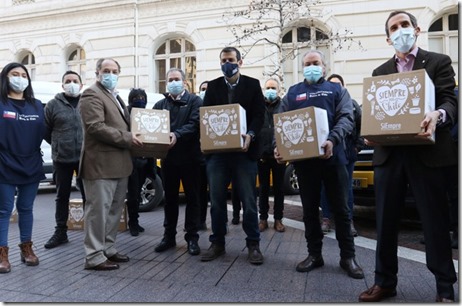 Banco de Chile entrega más de 2.500 cajas de alimentos a familias vulnerables (2)