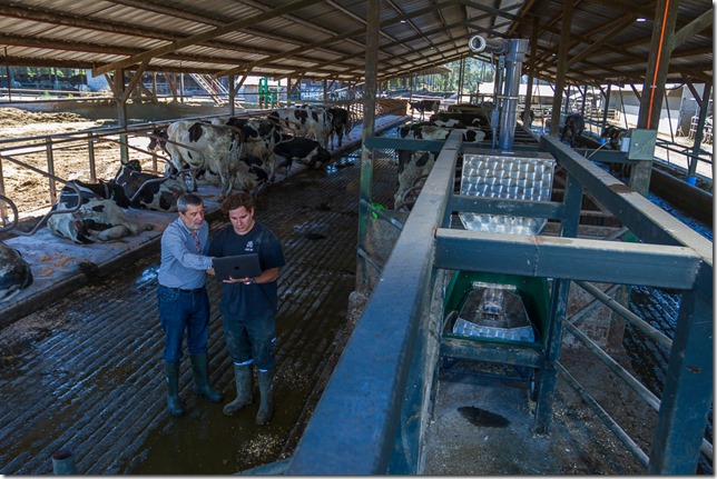 Actividades en terreno de proyecto Fondef que busca producir un suplemento alimenticio a partir de algas chilenas que permita rebajar la emisión de metano ruminal generada por los bovinos al consumir alimentos. Fotografias de los Greenfeed ubicados en Lecheria Casas de Mafil.