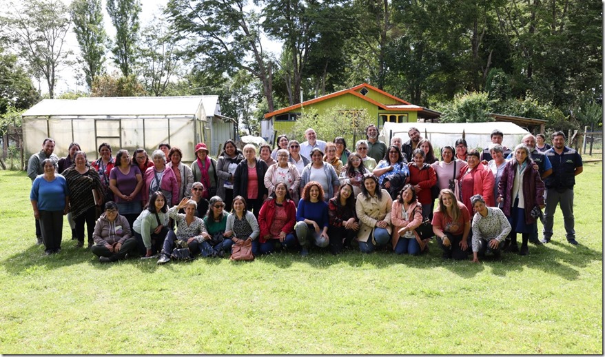 Directora Odepa con guardadoras de semillas