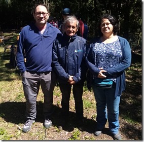 Ramon Yañez Presidente de la Red Provincial de Cultura de Chiloé junto a los nietos del Escritor Nicasio Tangol Mayachka y Kvanyip Tangol