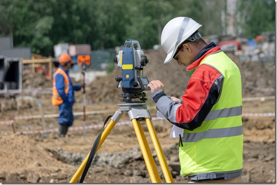 The surveyor makes measurements tachymeter and enters data